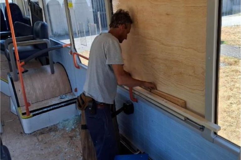 Suite à des actes de vandalisme, des travaux de réparation et de réaménagement ont été réalisés afin de permettre la poursuite des activités. Cette mobilisation collective a renforcé le sentiment de solidarité et d’engagement autour du projet.